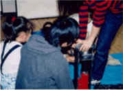 なたね油をしぼっている写真